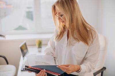 business-woman-holding-files-office_1303-26092.jpg