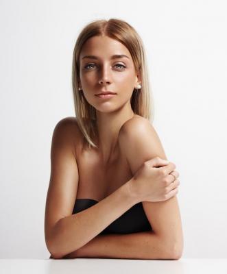 portrait-beauty-blondie-woman_633478-534.jpg