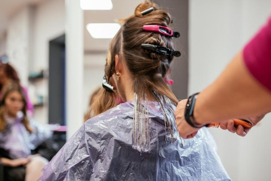 hairdresser-dyeing-woman39s-hair_657883-606.jpg